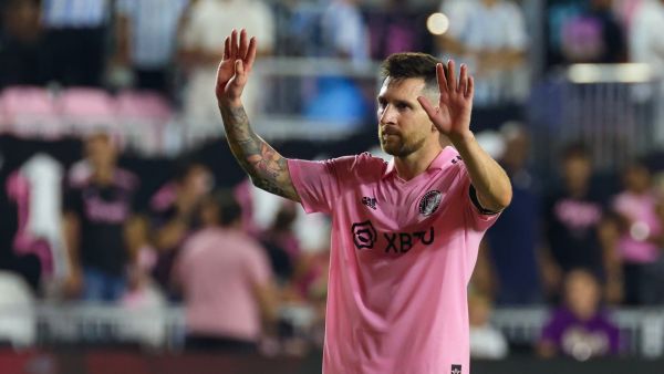 Inter Miami's Argentine forward #10 Lionel Messi thanks the fans at the end ofthe Major League Soccer (MLS) football match between Inter Miami CF and Nashville SC at DRV PNK Stadium in Fort Lauderdale, Florida, on August 30, 2023. (Photo by Chris Arjoon / AFP)