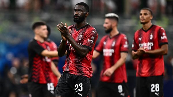 AC Milan's English defender #23 Fikayo Tomori applauds supporters at the end of the UEFA Champions League 1st round group F football match between AC Milan and Newcastle at the San Siro stadium in Milan on September 19, 2023. (Photo by GABRIEL BOUYS / AFP)