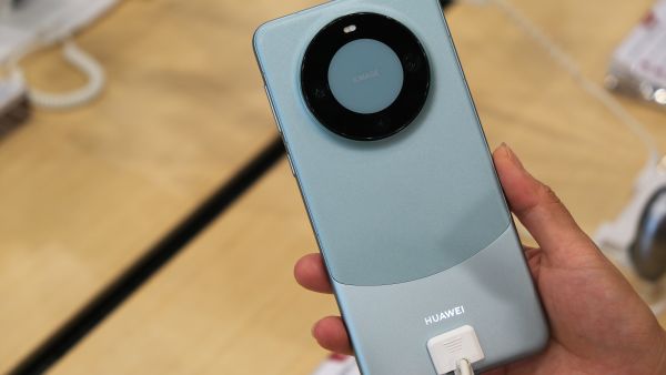 hand hold back side of Huawei Mate 60 Pro smartphone