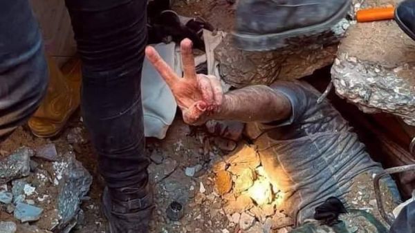 فلسطيني يخرج من تحت الركام