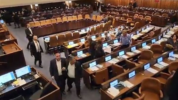 ومن بين الفارين رئيس حكومة الاحتلال والمعارضة 