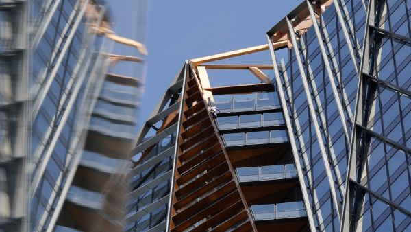 A tragic incident occured Monday morning when a worker died from falling off a tower in Boston. (Geoffroy Van Der Hasselt/ AFP)