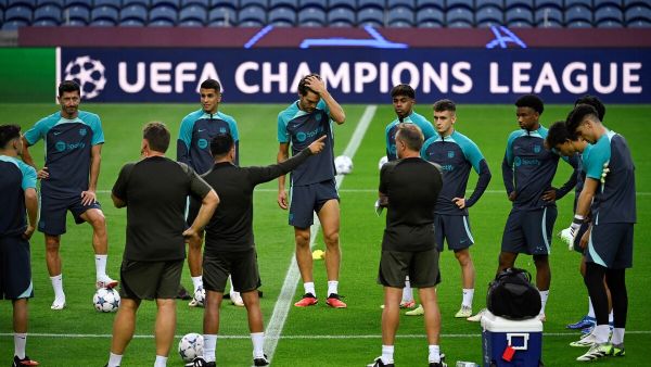 Barcelona's Spanish coach Xavi (C) gives instructions to his players during a training session at the Dragao stadium in Porto, on October 3, 2023, on the eve of the UEFA Champions League 1st round day 2 group H football match between FC Porto and FC Barcelona. (Photo by MIGUEL RIOPA / AFP)