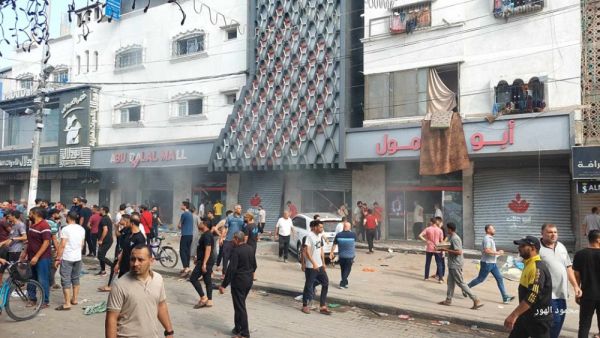 غارة اسرائيلية تستهدف مول أبو دلال في مخيم النصيرات بقطاع غزة