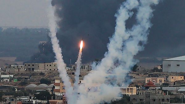 لحظة إطلاق صواريخ من قبل المقاومة الفلسطينية في قطاع غزة
