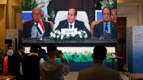 الرئيس المصري عبد الفتاح السيسي، خلال القائه كلمة في مؤتمر القاهرة للسلام