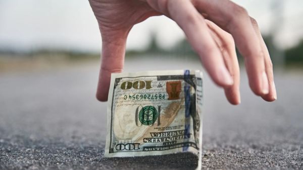تفسير حلم العثور على نقود ورقية واخذها