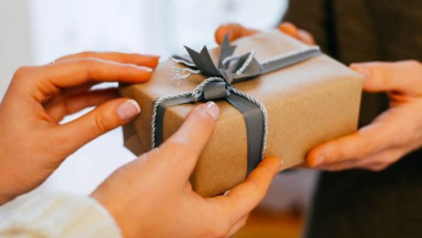 تفسير حلم الهدية من شخص معروف