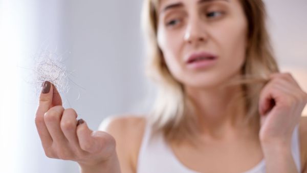 تفسير حلم تساقط الشعر عند لمسه