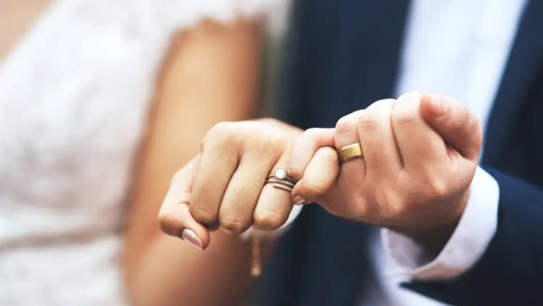 تفسير حلم زواج رجل متزوج من امرأة مجهولة
