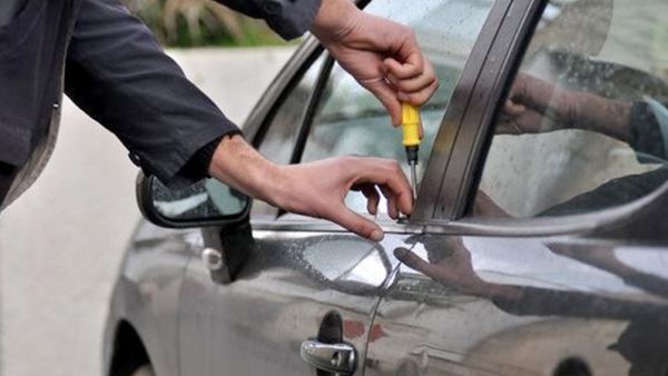 تفسير رؤية سرقة السيارة في المنام.