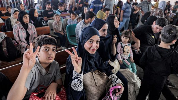 اول دفعة تضم أجانب وجرحى فلسطينيين تغادر غزة الى مصر