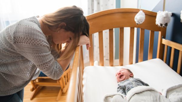 كيف تتصرف في حالة البكاء الشديد للأطفال؟