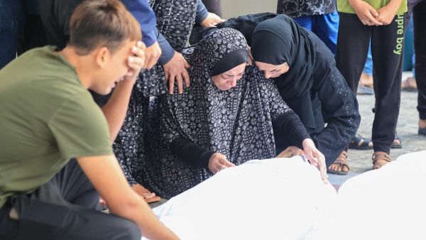 عشرات آلاف الشهداء والجرحى من المدنيين في قطاع غزة