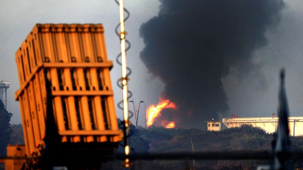 استشهد 10 فلسطينيين على الأقل إثر قصف طائرات الاحتلال منزلا في شارع البيئة بدير البلح وسط قطاع غزة.