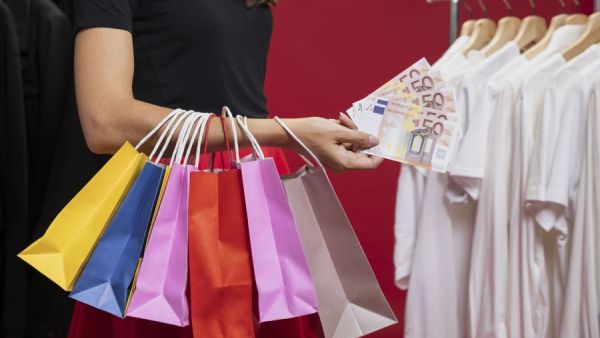 تفسير حلم شراء الملابس الجديدة للعزباء