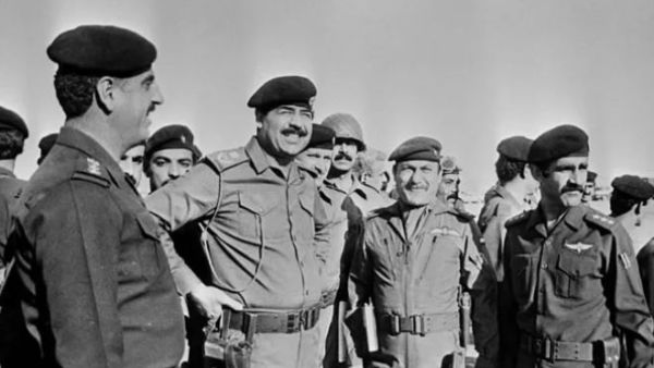 صدام حسين على خطوط الجبهة مع ايران 