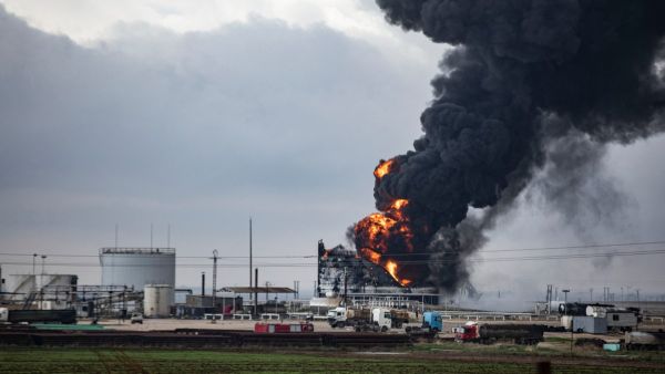اندلاع النيران في محطة عودة جراء القصف التركي.