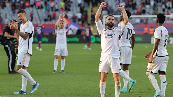 كارفاخال يبتعد عن ريال مدريد بداعي الإصابة (Photo by LLUIS GENE / AFP)