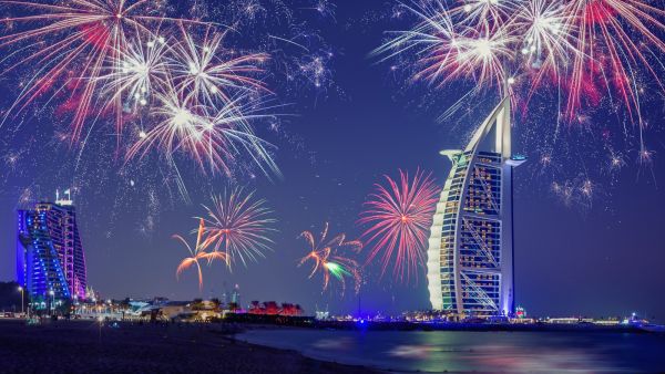 The New Year's Eve celebrations offer a variety of entertainment activities and traditional musical performances presented by bands from Pakistan, Bangladesh, India and other countries. The Dubai Permanent Committee of Labour Affairs recognizes workers with a special New Year’s Celebration event