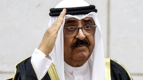 مبايعة الشيخ مشعل الأحمد الصباح أميراً للبلاد.