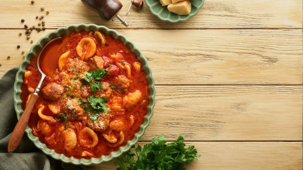 شوربة كرات اللحم بالمعكرونة الصغيرة اللذيذة