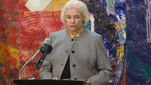 Supreme Court Justice Sandra Day O'Connor speaks to jurors during American Bar Association's American Jury Initiative. (Rob Crandall/ Shutterstock)