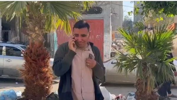 أثناء تلقي مراسل العربية أحمد البطة، خبر استشهاد والدته وشقيقته وأبنائها