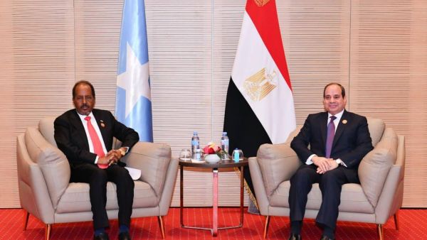الرئيسان المصري والصومالي خلال مباحثات على هامش القمة العربية بالجزائر في نوفمبر 2022