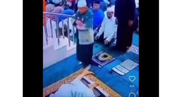 وفاة امام اثناء الصلاة 