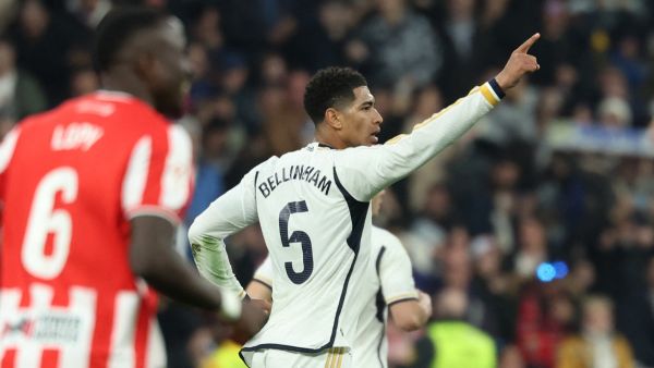 بيلينغهام يقود ريال مدريد للفوز (Photo by Pierre-Philippe MARCOU / AFP)
