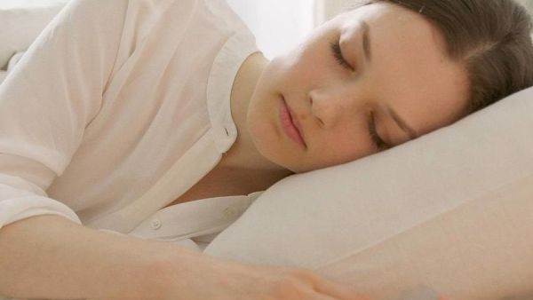 تفسير رؤية الميت حي في المنام للعزباء