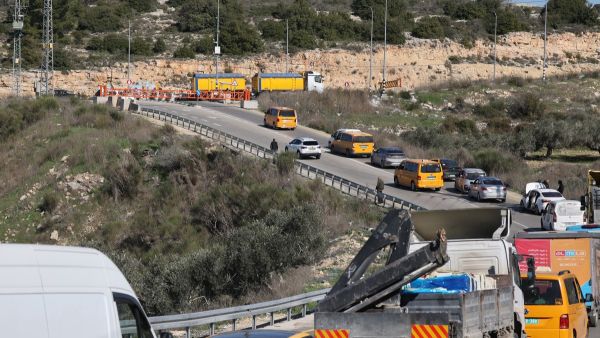 حواجز اسرائيلية تكبل حرية الفلسطينيين في الضفة 
