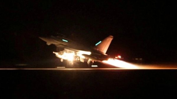 طائرة حربية تقلع لقصف مواقع باليمن