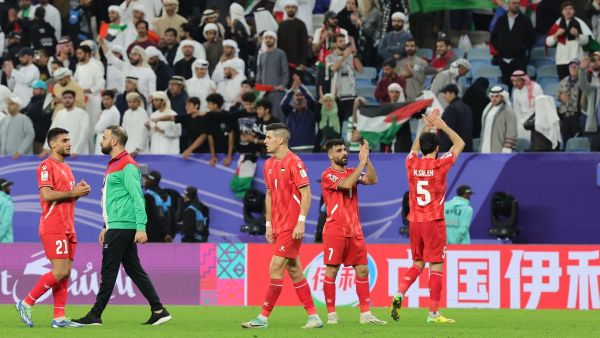 لاعبو منتخب فلسطين يحييون الجماهير بعد نهاية المباراة (Photo by Giuseppe CACACE / AFP)