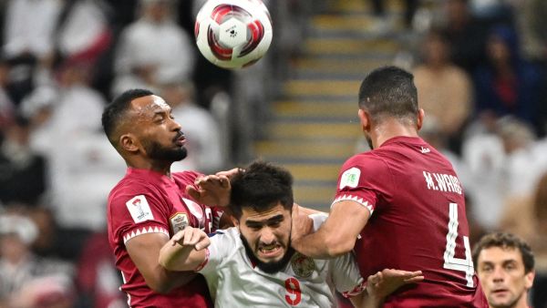 قطر تهزم طاجيكستان وتضمن التأهل (Photo by HECTOR RETAMAL / AFP)