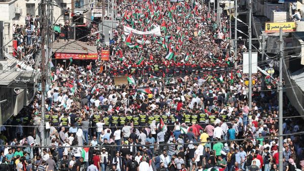 مظاهرات حاشدة