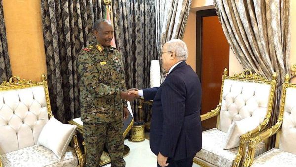 البرهان مستقبلا لعمامرة في بوتسودان.