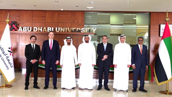 جامعة أبوظبي ومجموعة الصقر المتحدة توقعان اتفاقية تعاون لإطلاق مركز أبحاث علمية