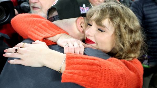  Taylor Swift greets Super Bowl-bound Travis Kelce with a kiss after Chiefs win the AFC title game. (X)