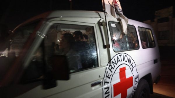 سيارة للصليب الأحمر تقل محتجزين في قطاع غزة