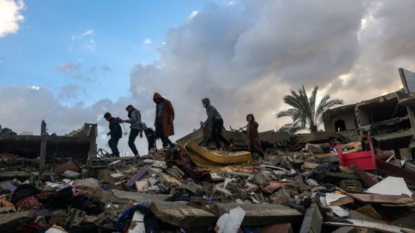 "اسرائيل" تعتقل آلاف الرجال من قطاع غزة وسط ظروف قاسية
