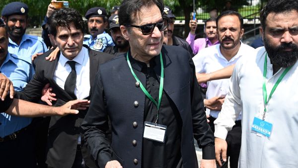 عمران خان بين أنصاره