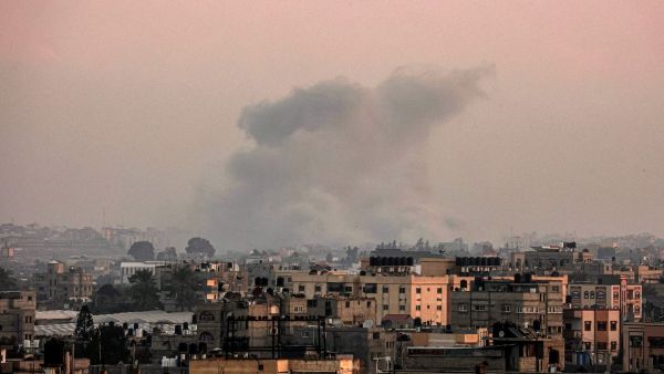 دخان يتصاعد من منطقة خان يونس في جنوب قطاع غزة