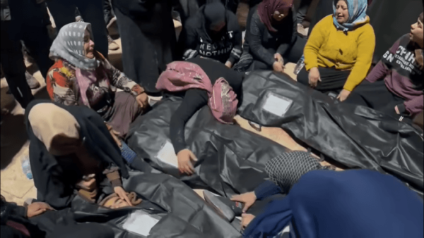 عائلة المغدروين في جنديرس تودعهم قبل دفنهم.