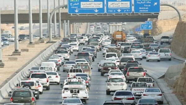 ازدحامات مرورية خانقة بالرياض