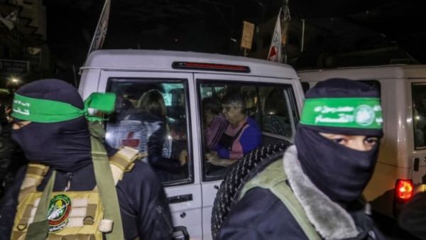 7 نساء مقابل 21 سجينًا