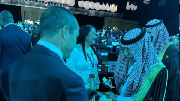 الوزير الاسرائيلي فرض نفسه لالتقاط صورة مع نظيره السعودي ووضعها في سياق آخر