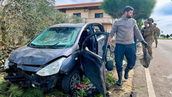 السيارة المستهدفة على طريق بنت جبيل. 12وكالة الصحافة الفرنسية