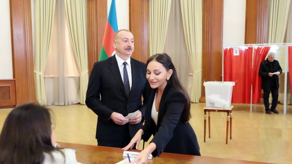 ‏‎فاز الرئيس الاذربيجاني الهام علييف بولاية رئاسية خامسة في بلاده وبنسبة كبيرة بلغت  91.2٪